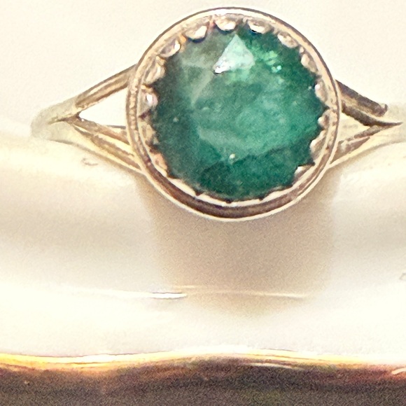 925 Sterling Silver Ring with natural Emerald Green Stone sz 6 1/2 - Picture 3 of 16